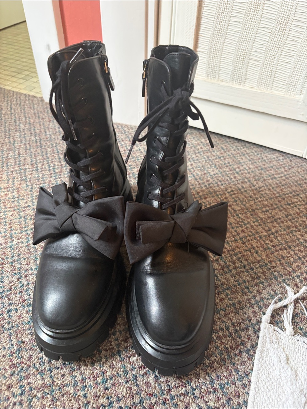 EUC Stuart Weitzman Bedford Loveknot Bootie in Black Size 9 - Picture 5 of 11